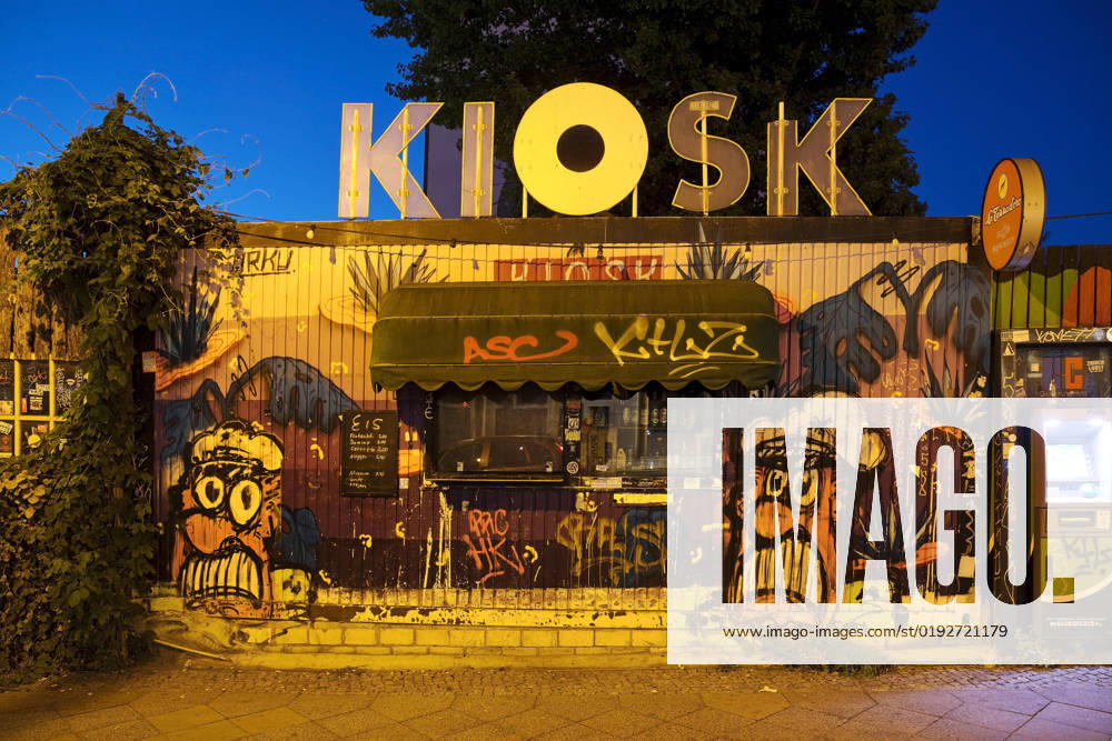 IMAGO Creative, Urban Lifestyle Schriller Kiosk in der blauen Stunde, Friedrichshain, Deutschland, Berlin funky kiosk in the blue hour, Friedrichshain, Germany, Berlin BLWS674882