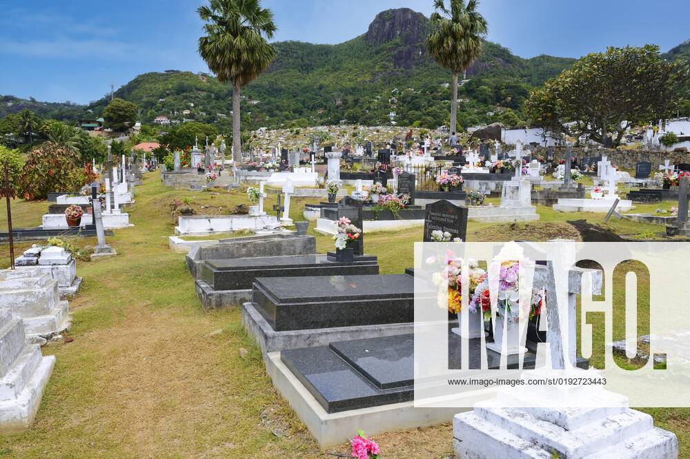 Landestypische Gräber auf dem Friedhof der Hauptstadt Victoria, Insel Mahe, Seychellen, Afrika
