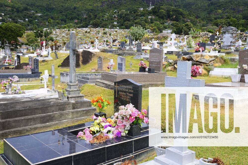 Landestypische Gräber auf dem Friedhof der Hauptstadt Victoria, Insel Mahe, Seychellen, Afrika