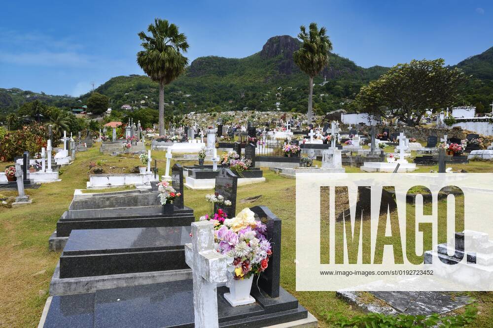 Landestypische Gräber auf dem Friedhof der Hauptstadt Victoria, Insel Mahe, Seychellen, Afrika