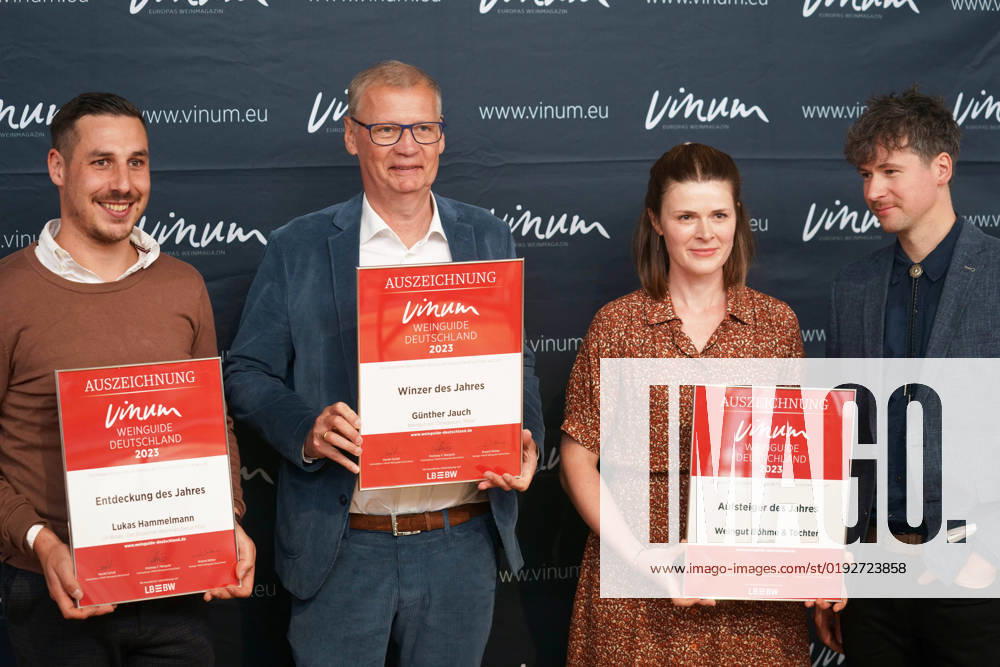 LUKAS HAMMELMANN, GUENTHER JAUCH, MARIKA UND SANDRO BOEHME WINZER DES JAHRES 2023 PRAESENTATION DES VINUM WEIN GUIDE DEUTACHLAND MAINZ