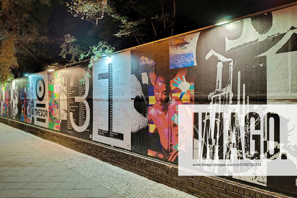 Beleuchtete Wand am Techno-Club Tresor in der Nacht, Koepenicker Strasse, Berlin Mitte, Deutschland, Berlin Illuminated wall at the Tresor Club at night, Koepenicker Strasse, Berlin Mitte, Germany, Berlin BLWS675240