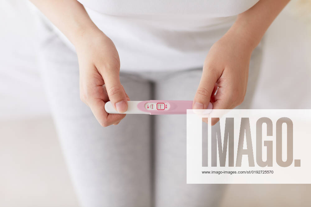 Japanese woman with pregnancy test AFLO193537753 , 193537753.jpg, ,model released, Symbolfoto ,property released