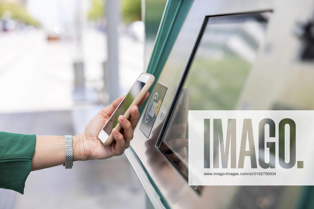 IMAGO Creative: Business, Innovative Technologie-Lösungen Hand of woman scanning on ticket machine with smart phone model released, Symbolfoto, WPEF06532