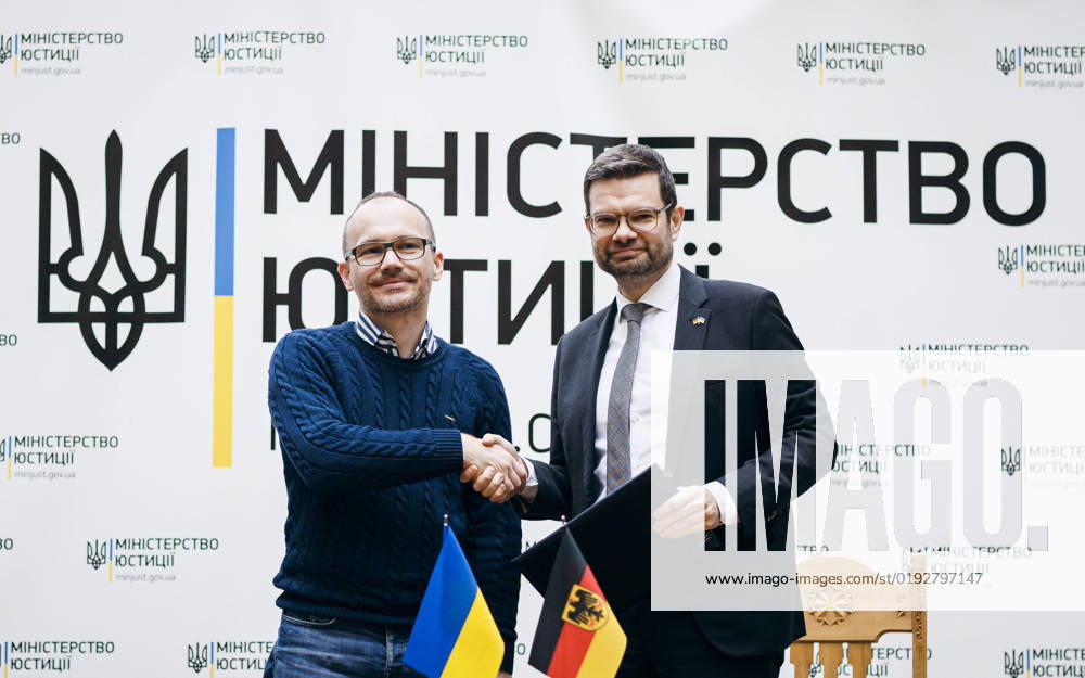 Marco Buschmann (FDP), Bundesminister der Justiz, und Denys Maljuska, Ukrainischer Justizminister, aufgenommen bei der gemeinsamen Unterzeichnung des DEU-UKR Arbeitsprogramms zur justiziellen Zusammenarbeit 2022 bis 2024 in Kiew. 04.11.2022. Kiew Ukraine