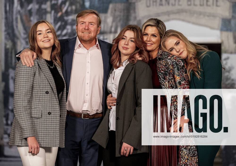 2022-11-04 14:03:50 AMSTERDAM - King Willem-Alexander, Queen Maxima and princesses Amalia, Ariane and Alexia pose during the photo session in the Nieuwe Kerk. ANP REMKO DE WAAL netherlands out - belgium out