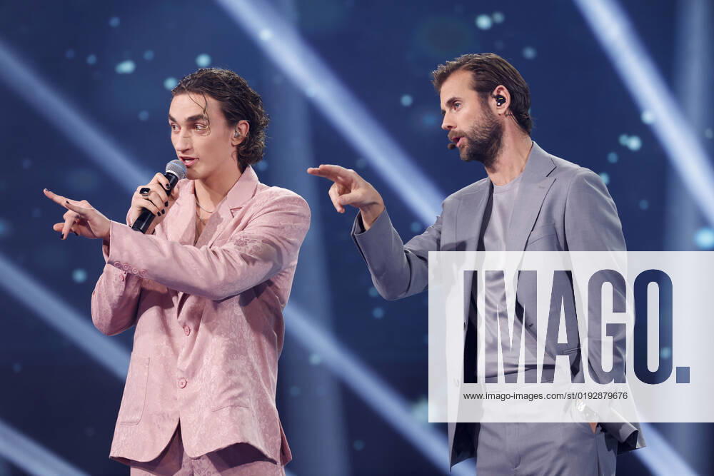 STOCKHOLM 20221104 Albin Tingwall and presenter Pär Lernström during the sixth Friday final of Idol 2022 STOCKHOLM SWEDEN