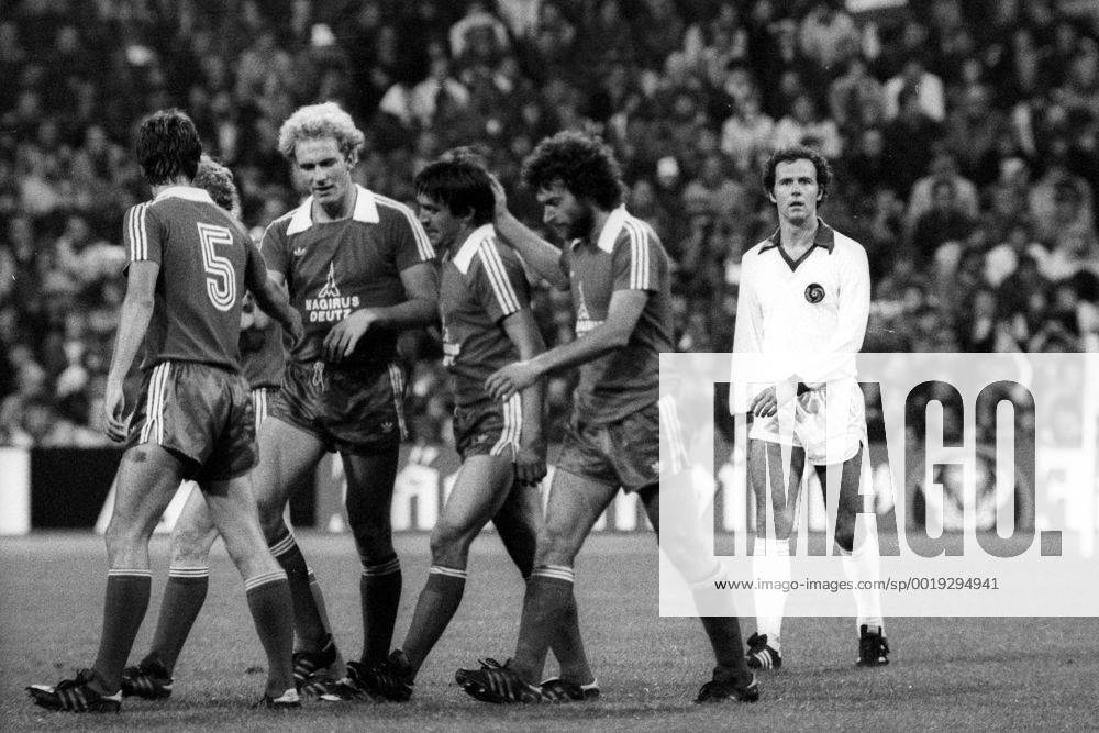FC Bayern München - New York Cosmos: Bayern beim Torjubel mit Karl-Heinz Rummenigge (2.v.li.), Jupp Kapellmann (3.v.li.) und Paul Breitner (2.v.re.), re.: Franz Beckenbauer (New York)