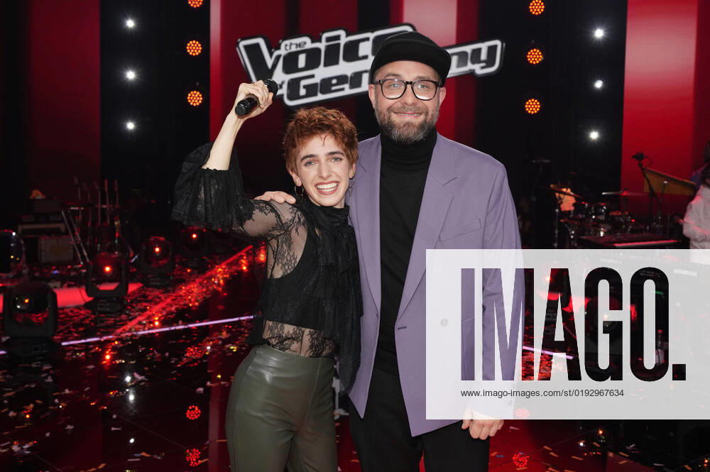 Anny Ogrezeanu und Mark Forster im Finale der 12. Staffel der Castingshow The Voice of Germany 2022 im Studio H Berlin Adlershof. Berlin