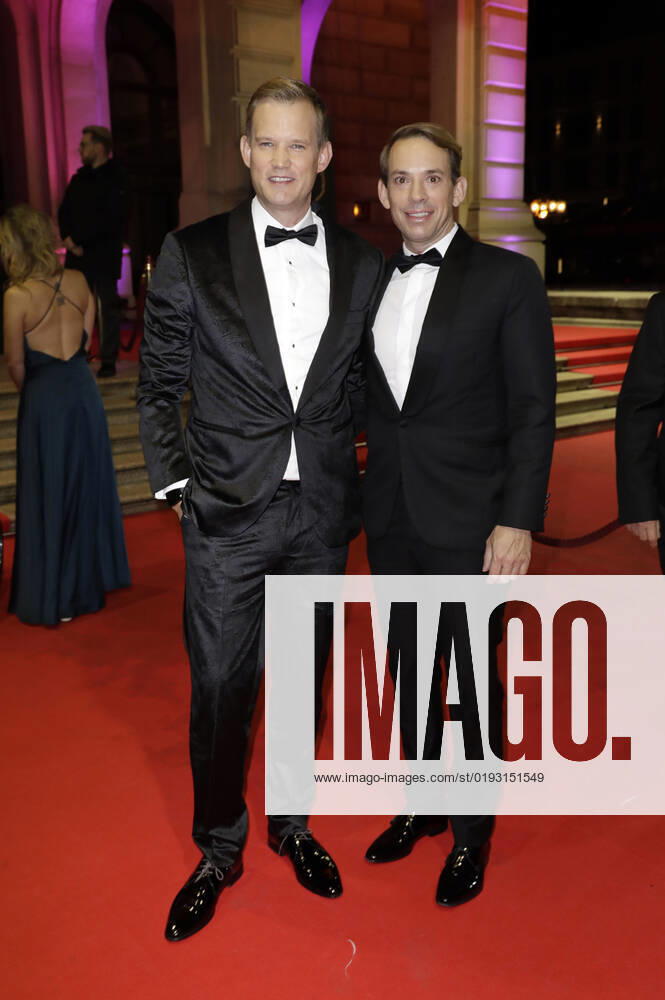 Hendrik Streeck mit Ehemann Paul Zubeil beim 40. Deutschen SportpresseBall 2022 in der Alten Oper. Frankfurt