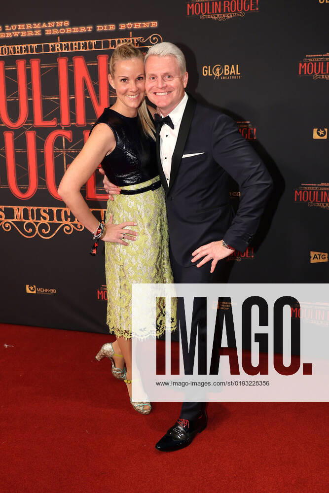 Guido Cantz und seine Ehefrau Kerstin Ricker bei der Moulin Rouge Musical Premiere am 6.11.2022 in Koeln Moulin Rouge Musical Premiere in Köln