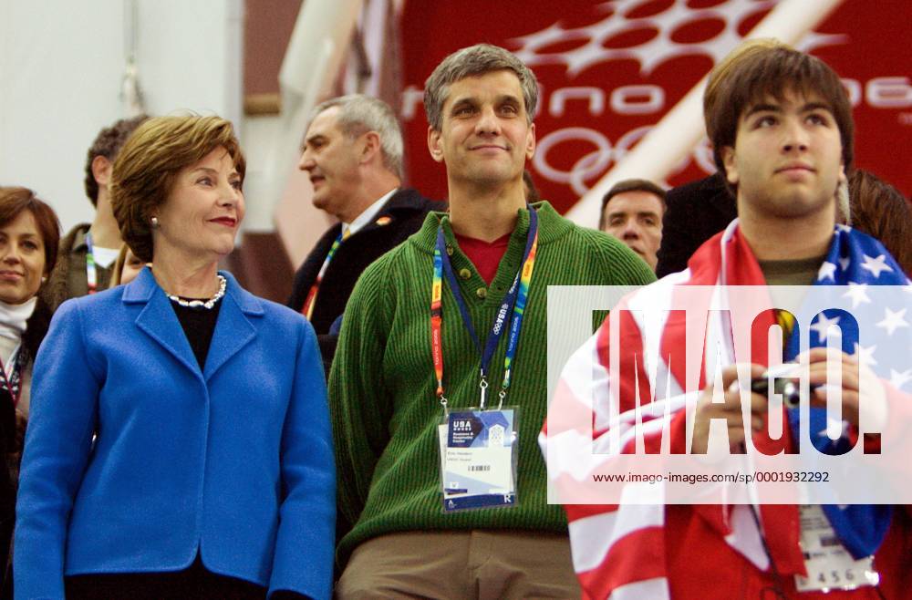 Laura Bush (li.), Ehefrau von Präsident George W. Bush (Republikaner USA) und Eric Heiden (USA, Mitte) zu Gast bei den Eisschnellaufwettkämpfen in Turin 2006 - (oly2006021110) Eisschnellauf OS Winter Herren Olympische Spiele Turin 2006, Winterspiele, 5000m, 5000 m, Meter, Vdig Gruppe Turin