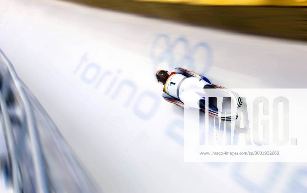 Georg Hackl (Deutschland) rast über die Olympischen Ringe Rennrodeln OS Winter Herren Olympische Spiele Turin 2006, Winterspiele, Rodeln, Rennschlitten, Rennschlittensport Totale Cesana Pariol Dynamik,