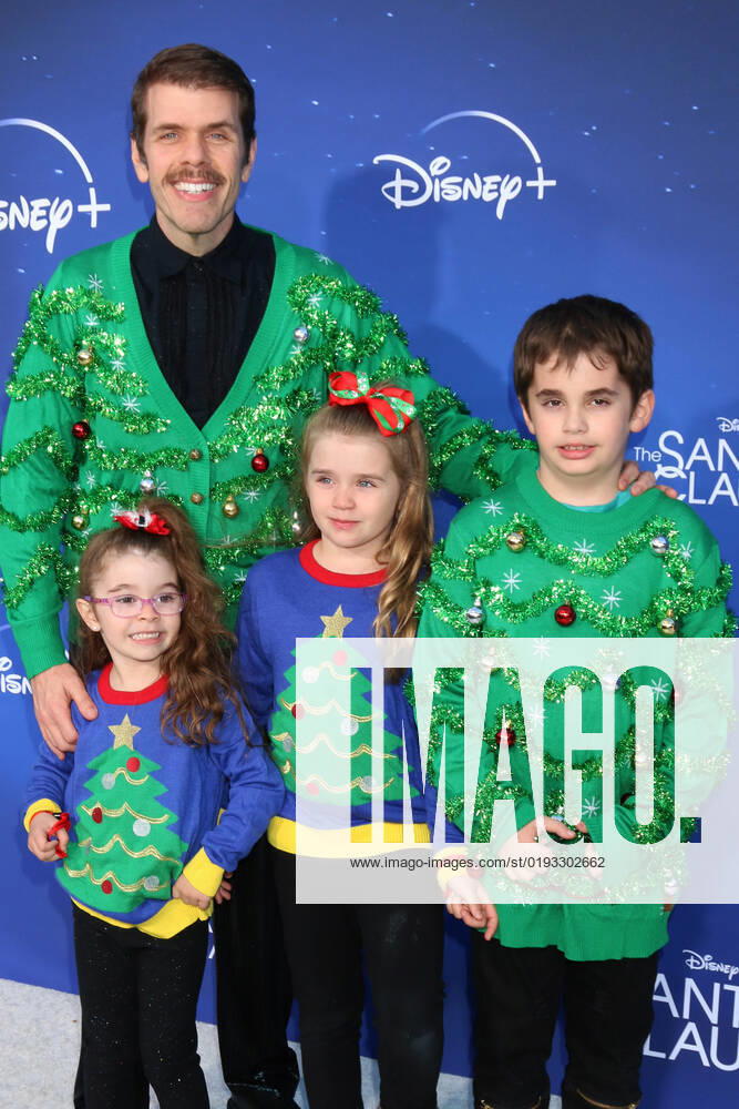 LOS ANGELES - NOV 6: Perez Hilton, children at The Santa Clauses Premiere Screening at Walt Disney Studios on November 6, 2022 in Burbank, CA Burbank USA - ZUMAnc22 20221106_zaa_nc22_075