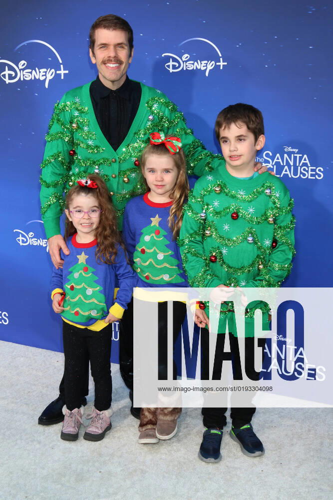 LOS ANGELES - NOV 6: Perez Hilton, children at The Santa Clauses Premiere Screening at Walt Disney Studios on November 6, 2022 in Burbank, CA Burbank USA - ZUMAnc22 20221106_zaa_nc22_055