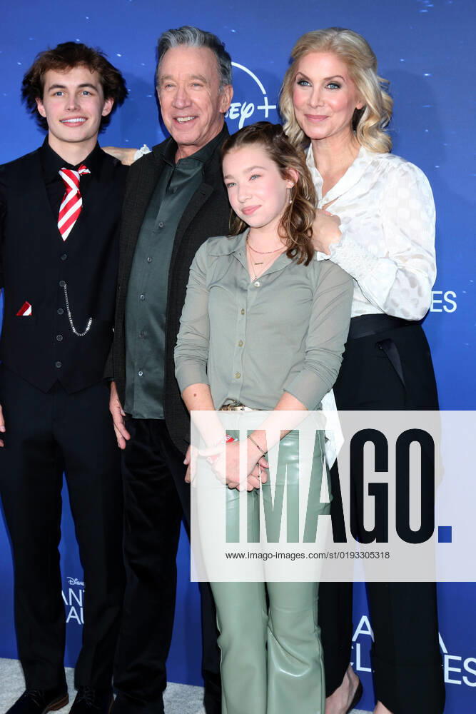 LOS ANGELES - NOV 6: Austin Kane, Tim Allen, Elizabeth Allen-Dick, Elizabeth Mitchell at The Santa Clauses Premiere Screening at Walt Disney Studios on November 6, 2022 in Burbank, CA Burbank USA - ZUMAnc22 20221106_zaa_nc22_050