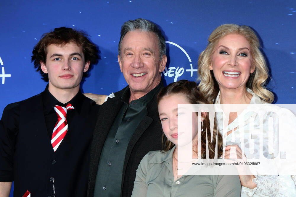 LOS ANGELES - NOV 6: Austin Kane, Tim Allen, Elizabeth Allen-Dick, Elizabeth Mitchell at The Santa Clauses Premiere Screening at Walt Disney Studios on November 6, 2022 in Burbank, CA Burbank USA - ZUMAb170 20221106_zap_b170_102