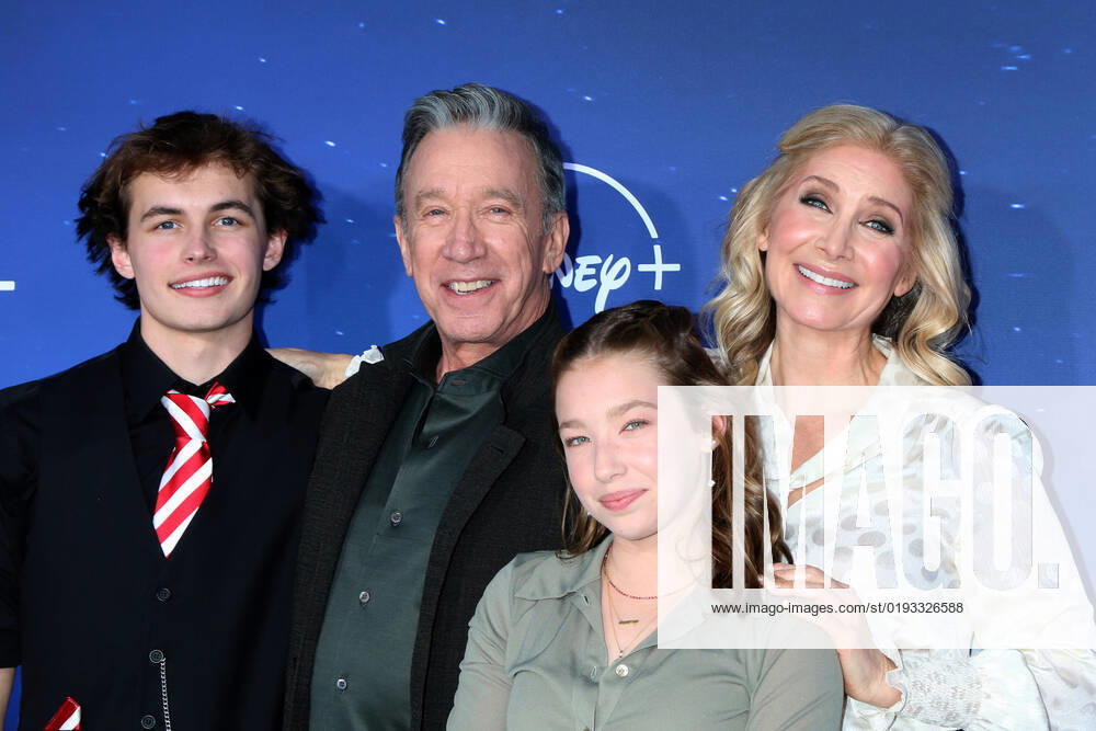 LOS ANGELES - NOV 6: Austin Kane, Tim Allen, Elizabeth Allen-Dick, Elizabeth Mitchell at The Santa Clauses Premiere Screening at Walt Disney Studios on November 6, 2022 in Burbank, CA Burbank USA - ZUMAb170 20221106_zap_b170_096