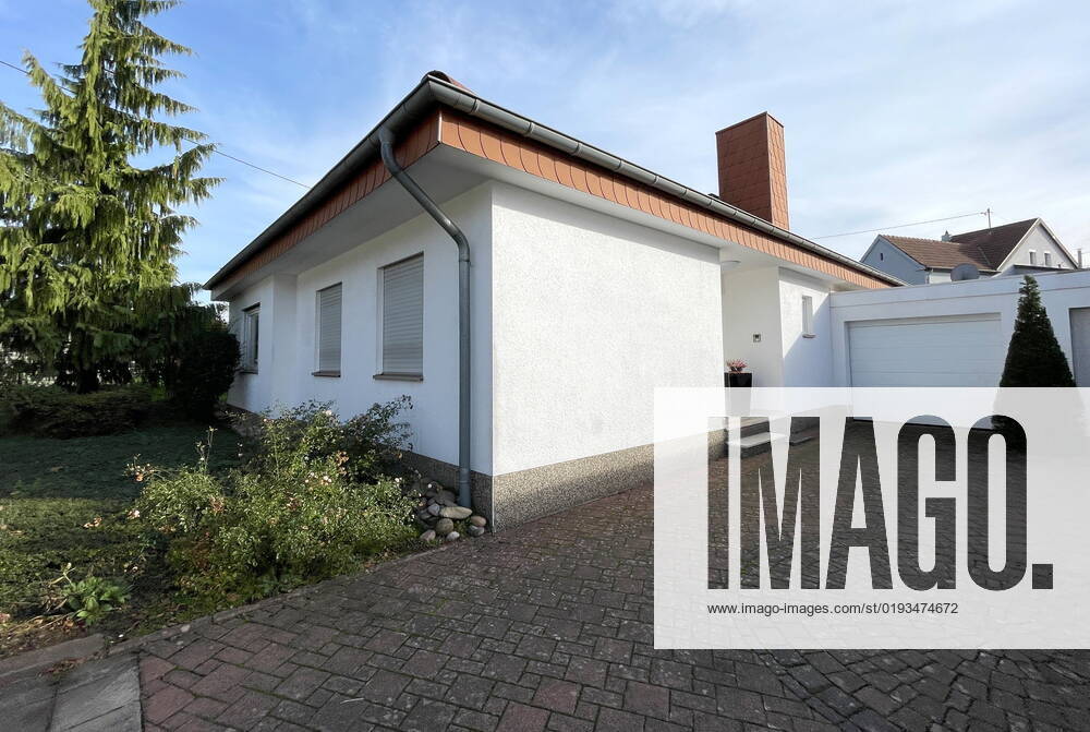 In diesem Bungalow in der Straße Im Herrnkreth in Heusweiler-Niedersalbach lebte die, seit 19. September vermisste, Gerda Schuster (74), hier fotografiert am Dienstag (08.11.2022). Die alleinstehende Frau soll nach Angaben der Polizei umgebracht worden sein. Die Rollläden am Anwesen sind noch heruntergelassen, weil die Seniorin vor ihrem Tod mit der mutmaßlichen späteren Täterin in Urlaub fuhr. An der Haustür klebt eine Visitenkarte der Polizei, offensichtlich hat die Spurensicherung Teile der Türlackierung abgekratzt.