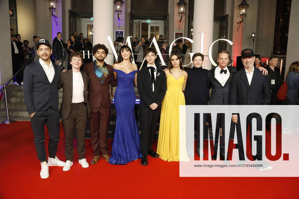 Bilder des Jahres 2022, Entertainment 11 November Entertainment Themen der Woche KW45 Florian Sigl, Elliot Courtiour, Amir Wilson, Niamh McCormack, Jack Wolfe, Asha Banks, Iwan Rheon, Stefan Konarske und Roland Emmerich bei der Premiere des Kinofilms The Magic Flute - Das Vermächtnis der Zauberflöte im Staatstheater am Gärtnerplatz. München