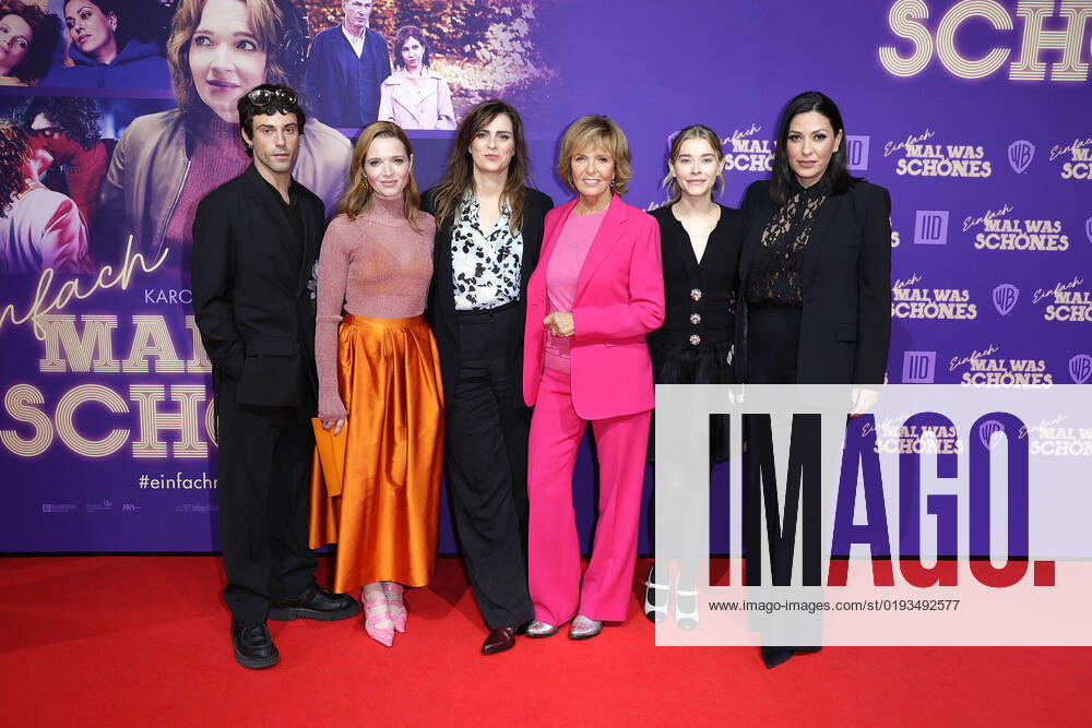 Aaron Altaras, Karoline Herfurth, Nora Tschirner, Ulrike Kriener, Milena Tscharntke und Jasmin Shakeri bei der Film Premiere von Einfach mal was Schönes am 8.11.2022 in Berlin Einfach mal was Schoenes Filmpremiere in Berlin