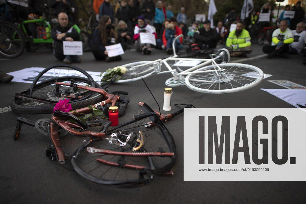 Mahnwache getoetete Radfahrerin DEU, Deutschland, Germany, Berlin, 06.11.2022 Kundgebung mit kaputtem Opferrad Symbol weisses Rad Geisterrad und Schild Mahnwache fuer getoetete Radfahrerin 44 Jahre 03.11.2022 und Verkehrsunfallopfer Erinnerungs Rad der Initiativen ADFC Allgemeiner Deutscher Fahrrad Club, Vision Zero und Changing Cities an der Spichernstrasse Bundesstrasse in Berlin, Deutschland. Aktion fuer mehr Sicherheit im Strassenverkehr auf Grundlage des Unfalls zwischen einem Lastwagen Betonmischer und vom Opfer am 31. Oktober 2022 an der Ungluecksstelle. Kritik gab es an einer Aktion von Klimaaktivisten Aufstand der Letzten Generation welche angeblich die Rettung erschwerte. en: Rally with destroyed bike and symbol ghost bike and sig