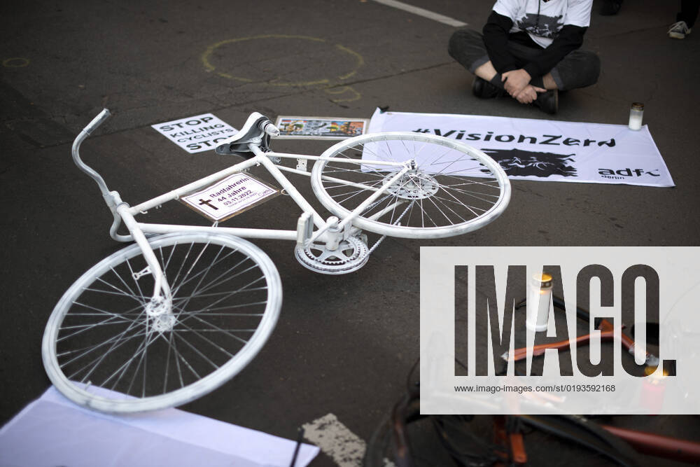 Mahnwache getoetete Radfahrerin DEU, Deutschland, Germany, Berlin, 06.11.2022 Kundgebung mit kaputtem Opferrad Symbol weisses Rad Geisterrad und Schild Mahnwache fuer getoetete Radfahrerin 44 Jahre 03.11.2022 und Verkehrsunfallopfer Erinnerungs Rad der Initiativen ADFC Allgemeiner Deutscher Fahrrad Club, Vision Zero und Changing Cities an der Spichernstrasse Bundesstrasse in Berlin, Deutschland. Aktion fuer mehr Sicherheit im Strassenverkehr auf Grundlage des Unfalls zwischen einem Lastwagen Betonmischer und vom Opfer am 31. Oktober 2022 an der Ungluecksstelle. Kritik gab es an einer Aktion von Klimaaktivisten Aufstand der Letzten Generation welche angeblich die Rettung erschwerte. en: Rally with destroyed bike and symbol ghost bike and sig