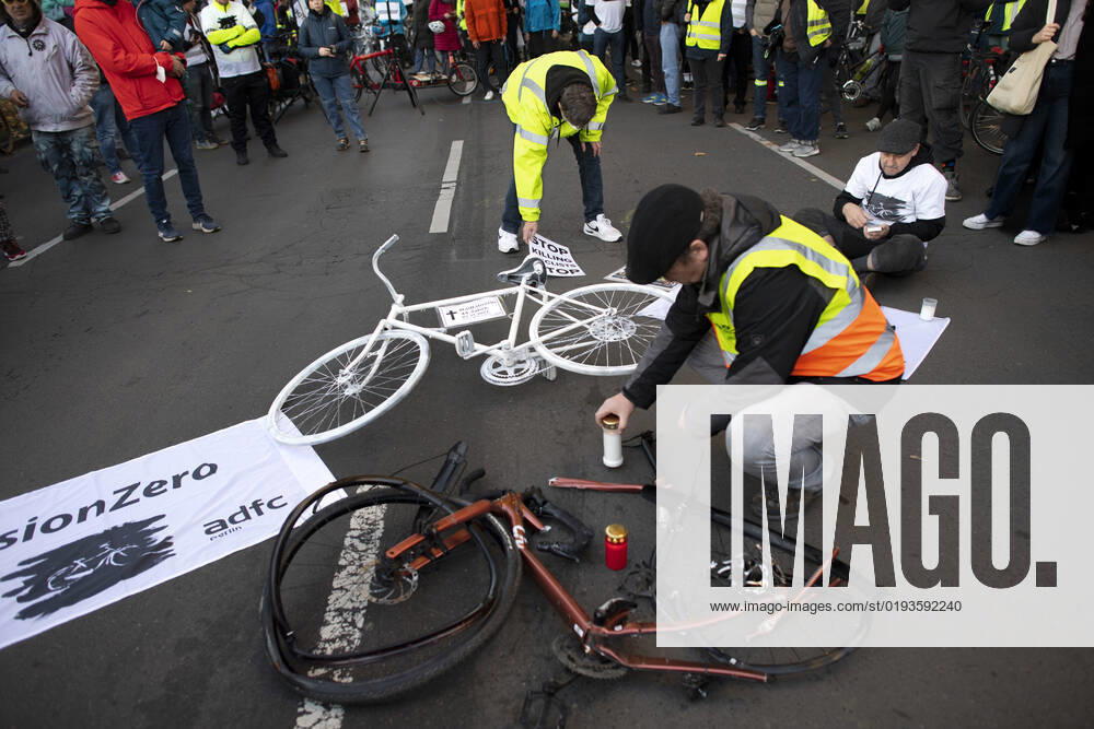 Mahnwache getoetete Radfahrerin DEU, Deutschland, Germany, Berlin, 06.11.2022 Kundgebung mit kaputtem Opferrad Symbol weisses Rad Geisterrad und Schild Mahnwache fuer getoetete Radfahrerin 44 Jahre 03.11.2022 und Verkehrsunfallopfer Erinnerungs Rad der Initiativen ADFC Allgemeiner Deutscher Fahrrad Club, Vision Zero und Changing Cities an der Spichernstrasse Bundesstrasse in Berlin, Deutschland. Aktion fuer mehr Sicherheit im Strassenverkehr auf Grundlage des Unfalls zwischen einem Lastwagen Betonmischer und vom Opfer am 31. Oktober 2022 an der Ungluecksstelle. Kritik gab es an einer Aktion von Klimaaktivisten Aufstand der Letzten Generation welche angeblich die Rettung erschwerte. en: Rally with destroyed bike and symbol ghost bike and sig