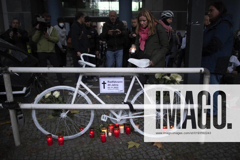 Mahnwache getoetete Radfahrerin DEU, Deutschland, Germany, Berlin, 06.11.2022 Kundgebung mit Symbol weisses Rad Geisterrad und Schild Mahnwache fuer getoetete Radfahrerin 44 Jahre 03.11.2022 und Verkehrsunfallopfer Erinnerungs Rad der Initiativen ADFC Allgemeiner Deutscher Fahrrad Club, Vision Zero und Changing Cities an der Spichernstrasse Bundesstrasse in Berlin, Deutschland. Aktion fuer mehr Sicherheit im Strassenverkehr auf Grundlage des Unfalls zwischen einem Lastwagen Betonmischer und vom Opfer am 31. Oktober 2022 an der Ungluecksstelle. Kritik gab es an einer Aktion von Klimaaktivisten Aufstand der Letzten Generation welche angeblich die Rettung erschwerte. en: Rally with symbol ghost bike and sign vigil for killed woman cyclist and