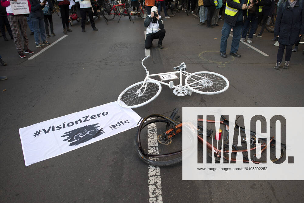 Mahnwache getoetete Radfahrerin DEU, Deutschland, Germany, Berlin, 06.11.2022 Kundgebung mit kaputtem Opferrad Symbol weisses Rad Geisterrad und Schild Mahnwache fuer getoetete Radfahrerin 44 Jahre 03.11.2022 und Verkehrsunfallopfer Erinnerungs Rad der Initiativen ADFC Allgemeiner Deutscher Fahrrad Club, Vision Zero und Changing Cities an der Spichernstrasse Bundesstrasse in Berlin, Deutschland. Aktion fuer mehr Sicherheit im Strassenverkehr auf Grundlage des Unfalls zwischen einem Lastwagen Betonmischer und vom Opfer am 31. Oktober 2022 an der Ungluecksstelle. Kritik gab es an einer Aktion von Klimaaktivisten Aufstand der Letzten Generation welche angeblich die Rettung erschwerte. en: Rally with destroyed bike and symbol ghost bike and sig