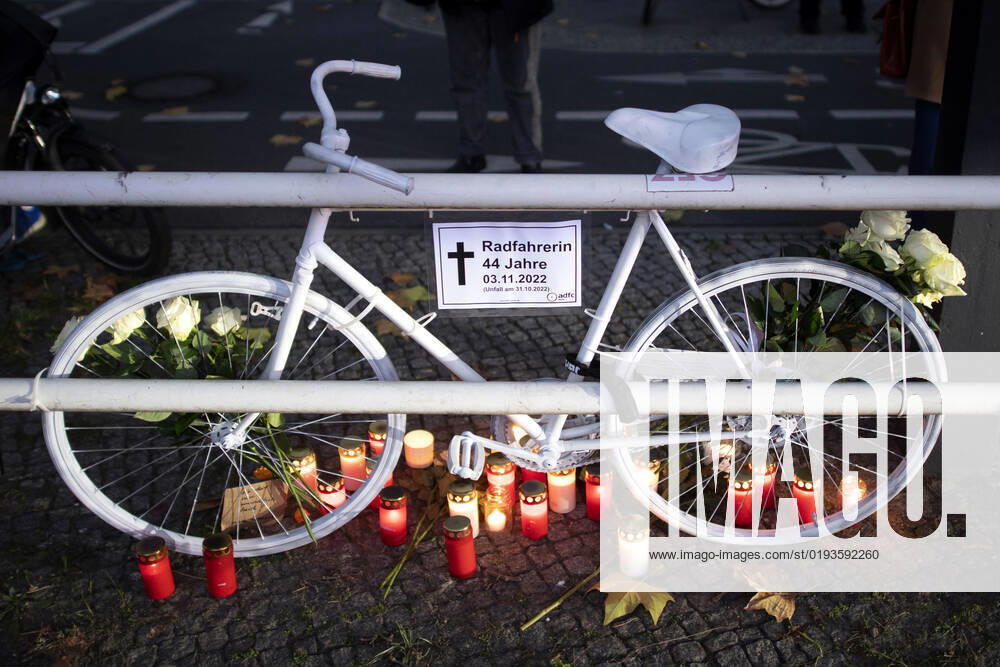 Mahnwache getoetete Radfahrerin DEU, Deutschland, Germany, Berlin, 06.11.2022 Kundgebung mit Symbol weisses Rad Geisterrad und Schild Mahnwache fuer getoetete Radfahrerin 44 Jahre 03.11.2022 und Verkehrsunfallopfer Erinnerungs Rad der Initiativen ADFC Allgemeiner Deutscher Fahrrad Club, Vision Zero und Changing Cities an der Spichernstrasse Bundesstrasse in Berlin, Deutschland. Aktion fuer mehr Sicherheit im Strassenverkehr auf Grundlage des Unfalls zwischen einem Lastwagen Betonmischer und vom Opfer am 31. Oktober 2022 an der Ungluecksstelle. Kritik gab es an einer Aktion von Klimaaktivisten Aufstand der Letzten Generation welche angeblich die Rettung erschwerte. en: Rally with symbol ghost bike and sign vigil for killed woman cyclist and