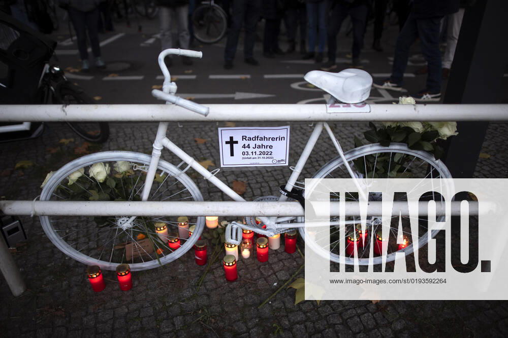 Mahnwache getoetete Radfahrerin DEU, Deutschland, Germany, Berlin, 06.11.2022 Kundgebung mit Symbol weisses Rad Geisterrad und Schild Mahnwache fuer getoetete Radfahrerin 44 Jahre 03.11.2022 und Verkehrsunfallopfer Erinnerungs Rad der Initiativen ADFC Allgemeiner Deutscher Fahrrad Club, Vision Zero und Changing Cities an der Spichernstrasse Bundesstrasse in Berlin, Deutschland. Aktion fuer mehr Sicherheit im Strassenverkehr auf Grundlage des Unfalls zwischen einem Lastwagen Betonmischer und vom Opfer am 31. Oktober 2022 an der Ungluecksstelle. Kritik gab es an einer Aktion von Klimaaktivisten Aufstand der Letzten Generation welche angeblich die Rettung erschwerte. en: Rally with symbol ghost bike and sign vigil for killed woman cyclist and