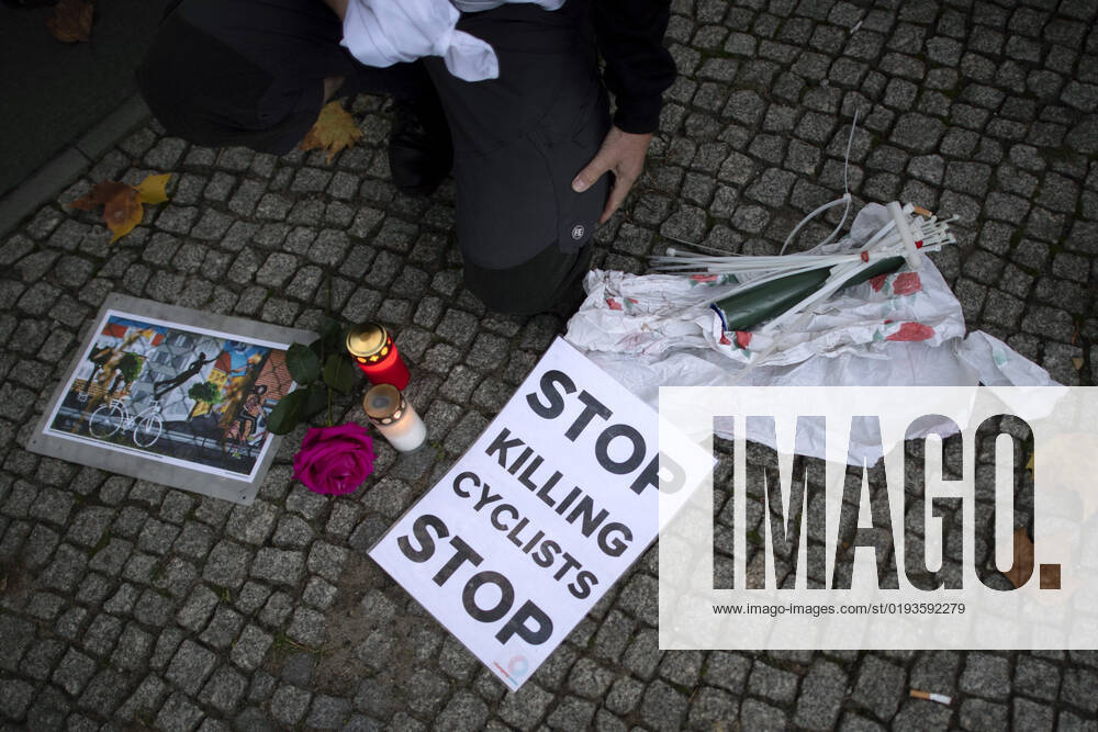 Mahnwache getoetete Radfahrerin DEU, Deutschland, Germany, Berlin, 06.11.2022 Kundgebung mit Schild Stop Killing Cyclists bei der Mahnwache fuer getoetete Radfahrerin 44 Jahre 03.11.2022 und Verkehrsunfallopfer Erinnerungs Rad der Initiativen ADFC Allgemeiner Deutscher Fahrrad Club, Vision Zero und Changing Cities an der Spichernstrasse Bundesstrasse in Berlin, Deutschland. Aktion fuer mehr Sicherheit im Strassenverkehr auf Grundlage des Unfalls zwischen einem Lastwagen Betonmischer und vom Opfer am 31. Oktober 2022 an der Ungluecksstelle. Kritik gab es an einer Aktion von Klimaaktivisten Aufstand der Letzten Generation welche angeblich die Rettung erschwerte. en: Rally with sign Stop Killing Cyclists during a vigil for killed woman cyclist