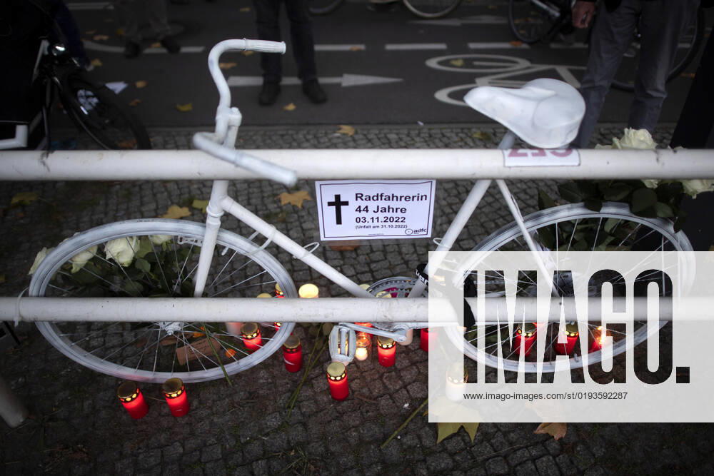 Mahnwache getoetete Radfahrerin DEU, Deutschland, Germany, Berlin, 06.11.2022 Kundgebung mit Symbol weisses Rad Geisterrad und Schild Mahnwache fuer getoetete Radfahrerin 44 Jahre 03.11.2022 und Verkehrsunfallopfer Erinnerungs Rad der Initiativen ADFC Allgemeiner Deutscher Fahrrad Club, Vision Zero und Changing Cities an der Spichernstrasse Bundesstrasse in Berlin, Deutschland. Aktion fuer mehr Sicherheit im Strassenverkehr auf Grundlage des Unfalls zwischen einem Lastwagen Betonmischer und vom Opfer am 31. Oktober 2022 an der Ungluecksstelle. Kritik gab es an einer Aktion von Klimaaktivisten Aufstand der Letzten Generation welche angeblich die Rettung erschwerte. en: Rally with symbol ghost bike and sign vigil for killed woman cyclist and