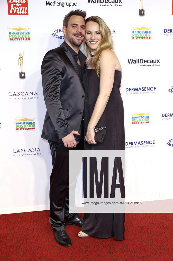 Marc Barthel mit Ehefrau Anna Hofbauer bei der 15. Verleihung der Goldenen Bild der Frau 2022 im Stage Theater Neue Flora. Hamburg