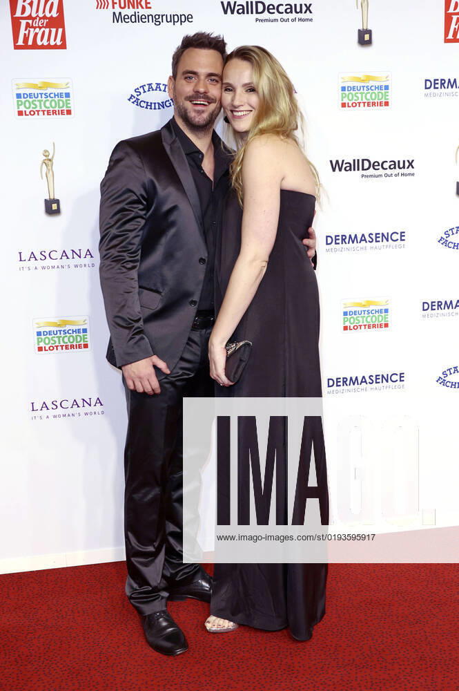 Marc Barthel mit Ehefrau Anna Hofbauer bei der 15. Verleihung der Goldenen Bild der Frau 2022 im Stage Theater Neue Flora. Hamburg