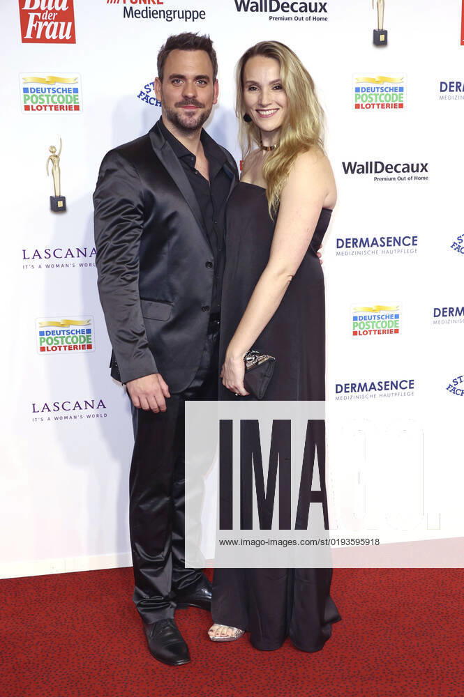 Marc Barthel mit Ehefrau Anna Hofbauer bei der 15. Verleihung der Goldenen Bild der Frau 2022 im Stage Theater Neue Flora. Hamburg