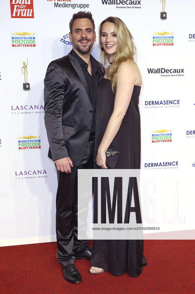 Marc Barthel mit Ehefrau Anna Hofbauer bei der 15. Verleihung der Goldenen Bild der Frau 2022 im Stage Theater Neue Flora. Hamburg