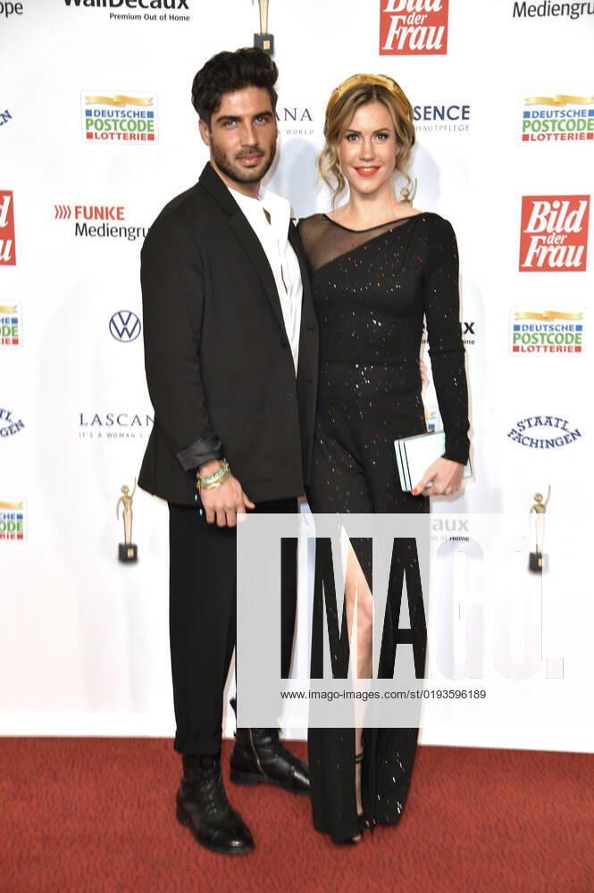 Wolke Hegenbarth mit Partner Oliver Vaid bei der 15. Verleihung der Goldenen Bild der Frau 2022 im Stage Theater Neue Flora. Hamburg