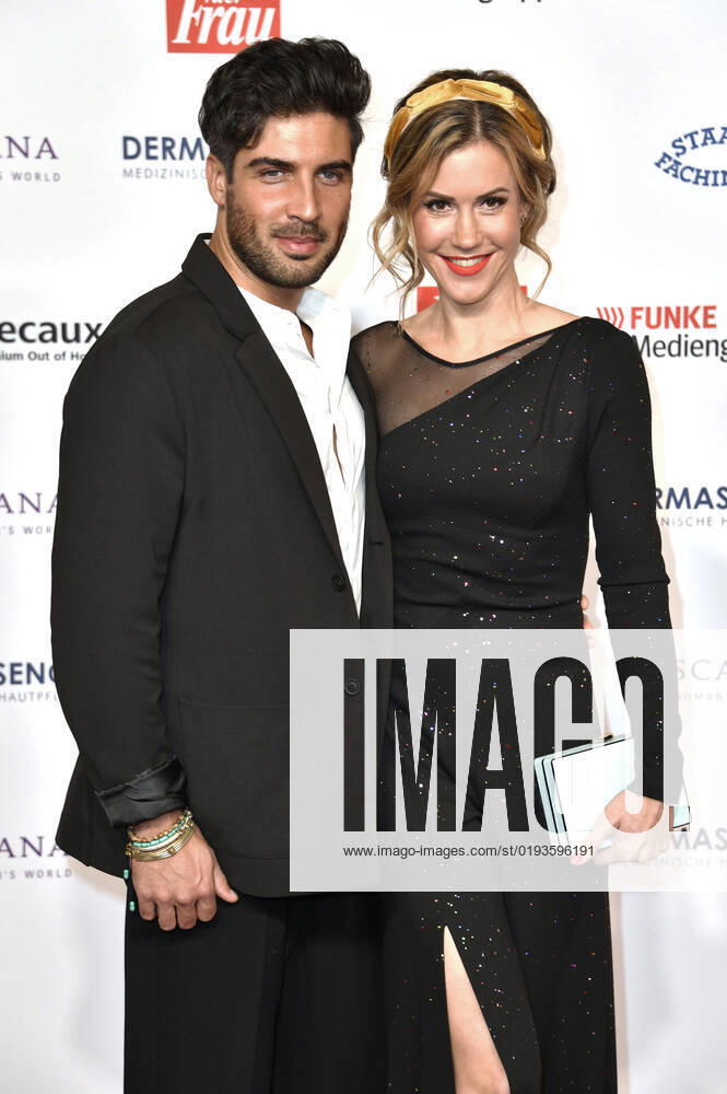 Wolke Hegenbarth mit Partner Oliver Vaid bei der 15. Verleihung der Goldenen Bild der Frau 2022 im Stage Theater Neue Flora. Hamburg