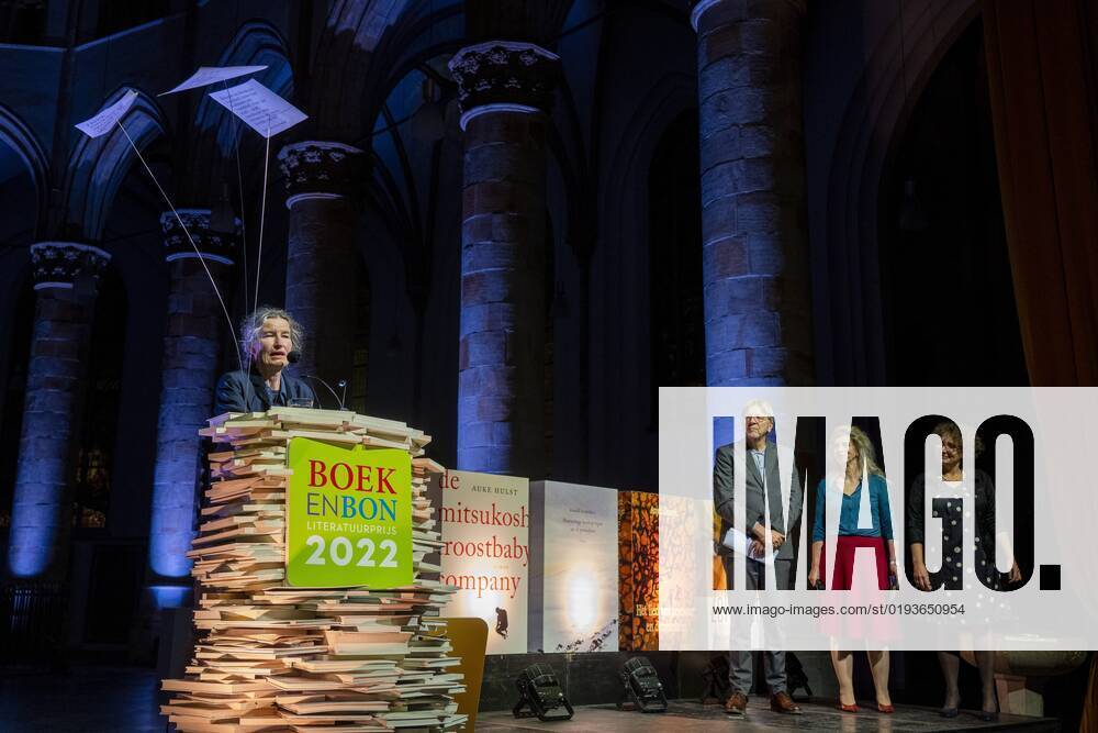 2022-11-10 21:22:23 THE HAGUE - Anjet Daanje has won the Boekenbon Literatuurprijs 2022 with The song of stork and dromedary. This year the award ceremony took place in the Grote of Sint-Jacobskerk. ANP LEX VAN LIESHOUT netherlands out - belgium out