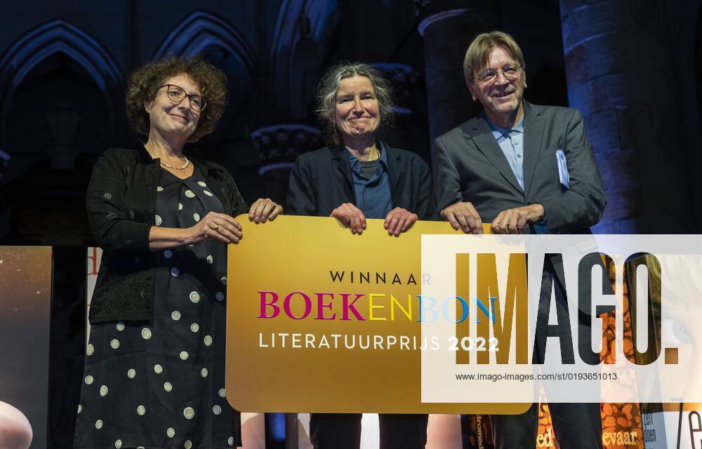 2022-11-10 21:19:40 THE HAGUE - Lily Kibbeler, chairman of the annual literature prize and Guy Verhofstadt, chairman, presents a check to Anjet Daanje, who won the Boekenbon Literatuurprijs with The song of stork and dromedary. This year the award ceremony took place in the Grote of Sint-Jacobskerk. ANP LEX VAN LIESHOUT netherlands out - belgium out