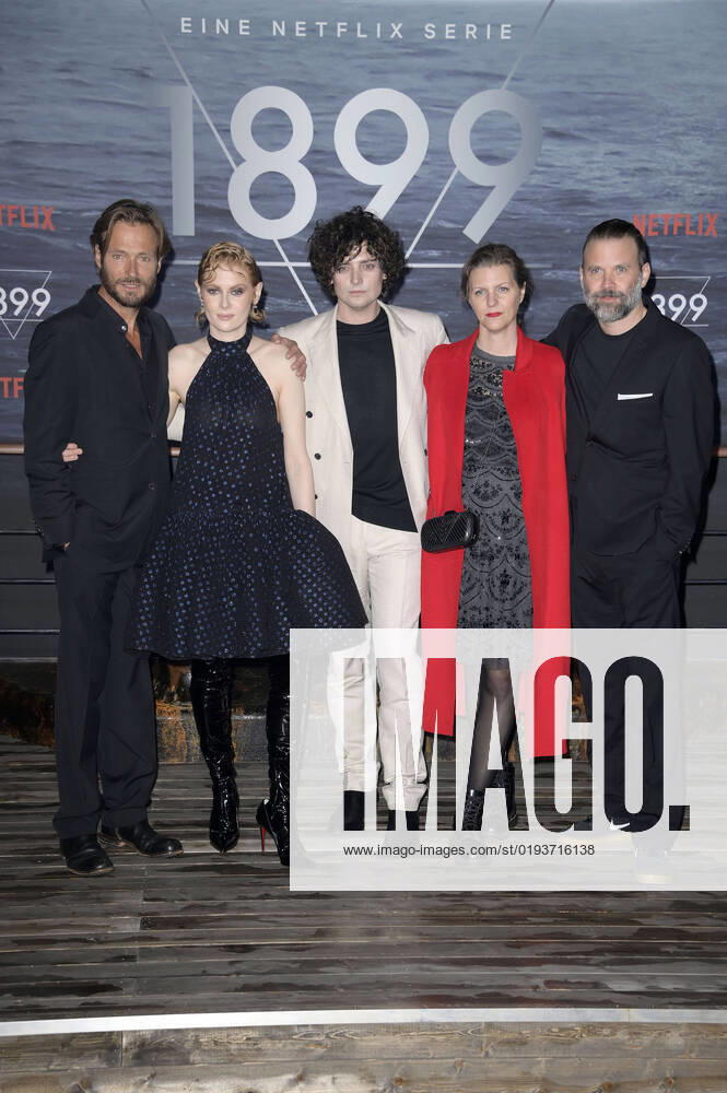 Bilder des Jahres 2022, Entertainment 11 November Entertainment Themen der Woche KW45 Andreas Pietschmann, Emily Beecham, Aneurin Barnard, Jantje Friese und Baran bo Odar bei der Premiere der Netflix Serie 1899 im Funkhaus Berlin. Berlin
