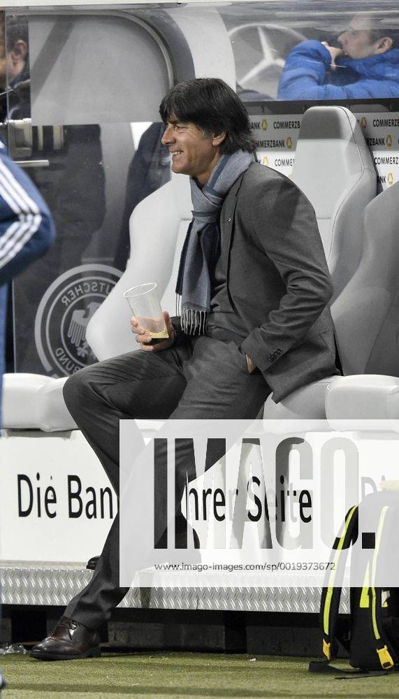 Nationaltrainer Trainer Coach Joachim Jogi Löw (GER) vor dem Spiel auf der Trainerbank mit Kaffee DFB Länderspiel Deutschland gegen Australien Freundschaftsspiel Fußball Herren GER vs AUS Saison 2014 2015 Kaiserslautern Fritz-Walter-Stadion 25.03.2015 DFB Länderspiel Deutschland gegen Australien