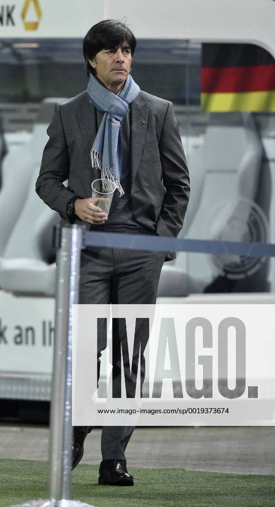 Nationaltrainer Trainer Coach Joachim Jogi Löw (GER) vor dem Spiel vor der Trainerbank mit Kaffee DFB Länderspiel Deutschland gegen Australien Freundschaftsspiel Fußball Herren GER vs AUS Saison 2014 2015 Kaiserslautern Fritz-Walter-Stadion 25.03.2015 DFB Länderspiel Deutschland gegen Australien