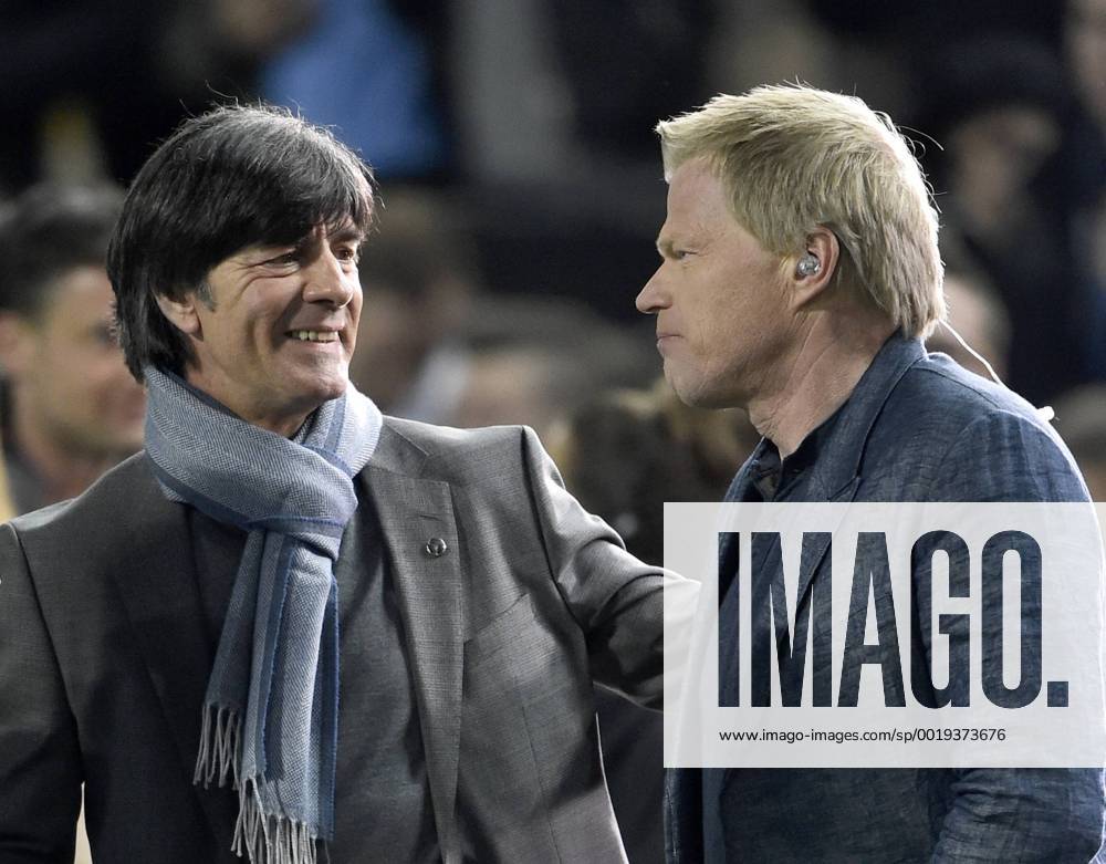 Nationaltrainer Trainer Coach Joachim Jogi Löw (GER) (links) im Gespräch mit TV-Experte Oliver Kahn (rechts) freundlich lächeln lächelt lächelnd gute Laune DFB Länderspiel Deutschland gegen Australien Freundschaftsspiel Fußball Herren GER vs AUS Saison 2014 2015 Kaiserslautern Fritz-Walter-Stadion 25.03.2015 DFB Länderspiel Deutschland gegen Australien