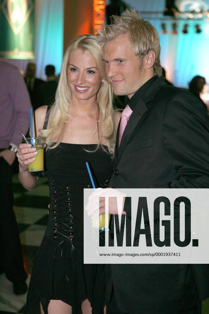 Pekka Lagerblom (Bremen) mit seiner Frau Anna Maria (Schwester von Sängerin Sarah Connor) am Rande der Grün Weißen Nacht 2006 Fußball 1. BL Herren Grün Weiße Ballnacht 2006, SV Werder Bremen Vereinsparty, Vereinsfest, Vereinsfeier, Fest, Party Gruppe Bremen