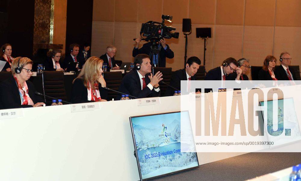 (150328) -- BEIJING, March 28, 2015 -- Members of the Evaluation Commission of the International Olympic Committee (IOC) attend the closing ceremony of presentations of the Beijing 2022 Olympic Winter games Winterspiele Spiele Summer games Bid Committee for the IOC Evaluation Commission in Beijing, capital of China, on March 28, 2015. ) (SP)CHINA-BEIJING-IOC EVALUATION GongxLei