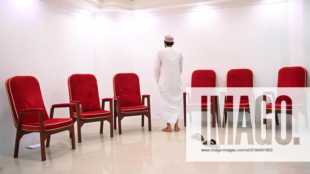 FUSSBALL WM 2022 Vorbereitung Deutschland im Oman 15.11.2022 Pressekonferenz der deutschen Nationalmannschaft vor dem Testspiel gegen Oman: Ein omanischer Journalist beim Gebet im Presseraum
