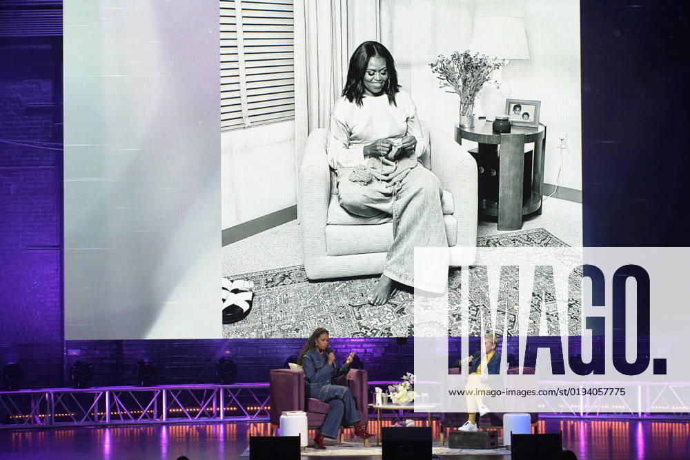 The former first lady of the United States Michelle Obama (L) speaks with the American comedian Ellen DeGeneres during the presentation of her book With Her Own Light today, at the Warner Theater in Washington DC, USA 15 November 2022. Michelle spoke about practical knowledge and effective strategies to achieve stability in such an uncertain world in which we live. Michelle Obama presents her book in Washington !ACHTUNG: NUR REDAKTIONELLE NUTZUNG!